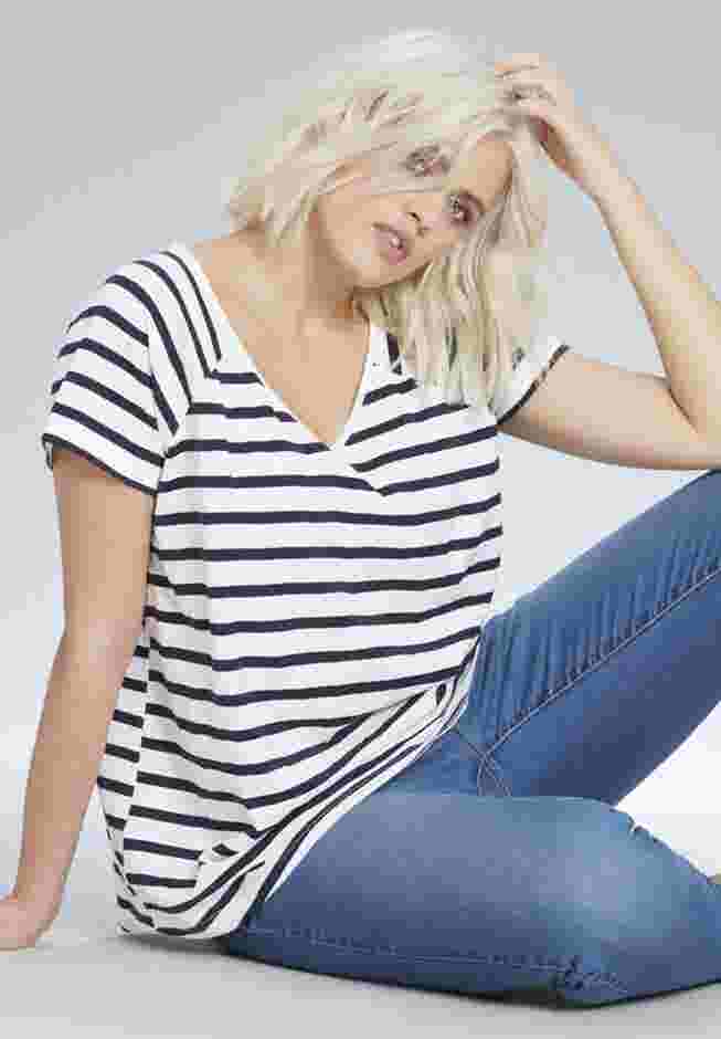 Rounded V-neck Tee image number 3