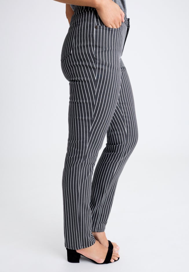 True Fit Stretch Denim Straight Leg Jean image number 2