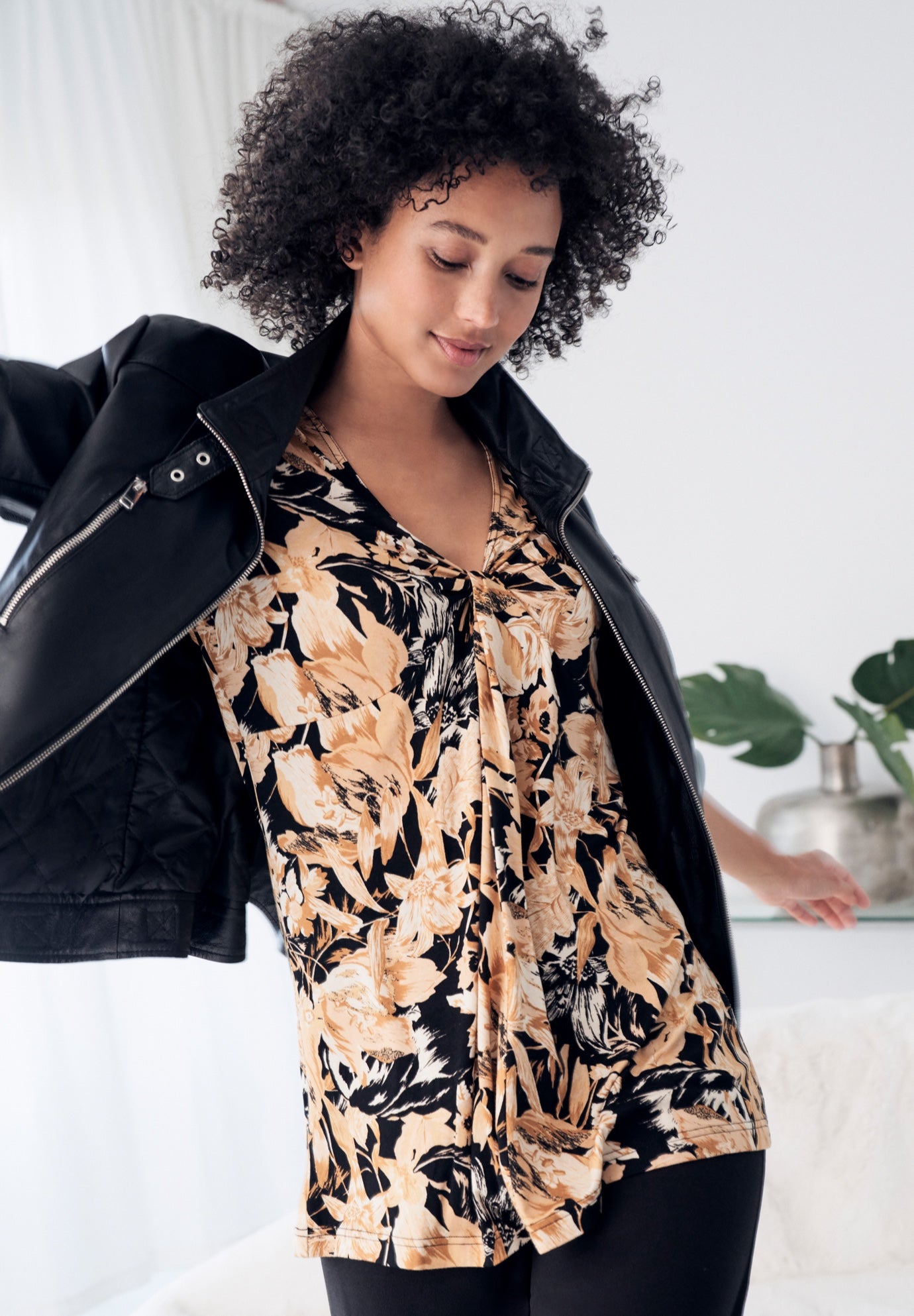 Stretch Knit V-neck 3/4 Sleeve Knot Front Tunic image number 3