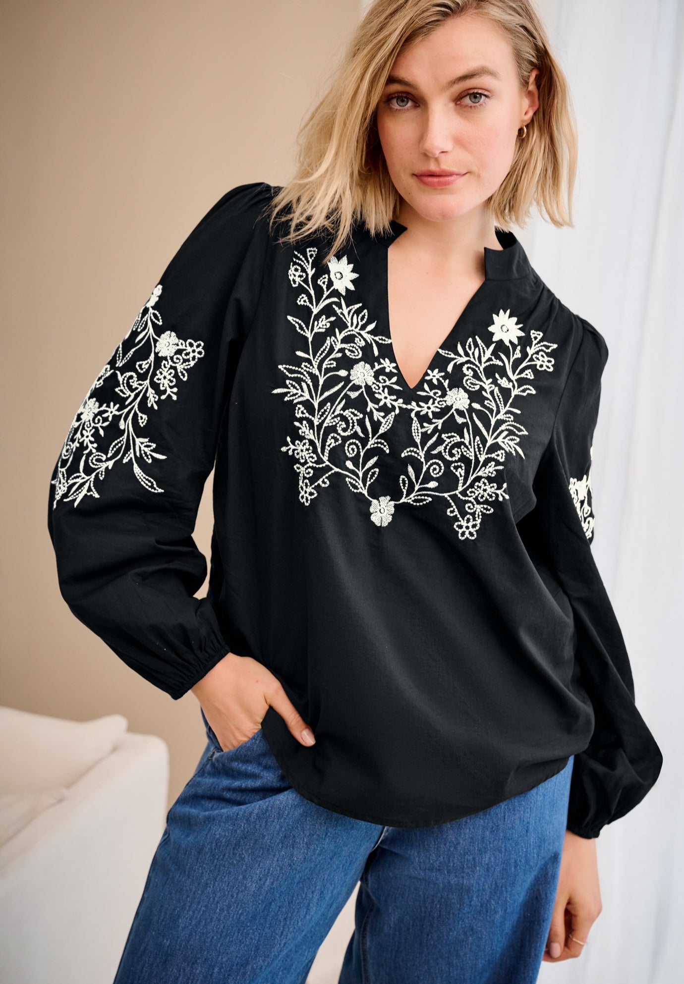 NOTCH V-NECK CONTRAST EMBROIDERY BLOUSE image number 0