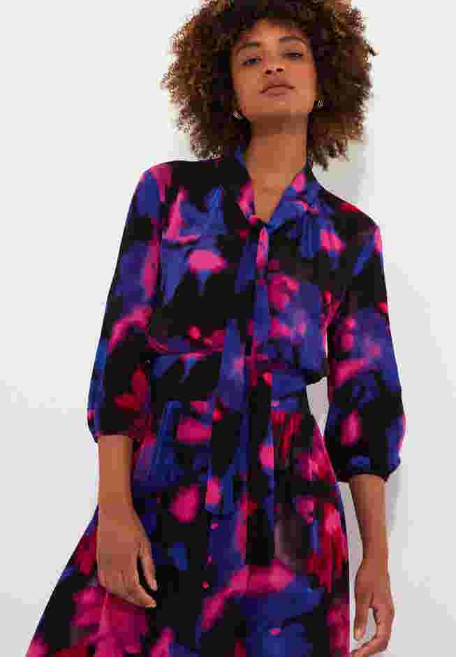 Tie Neck Printed Maxi Dress image number 4