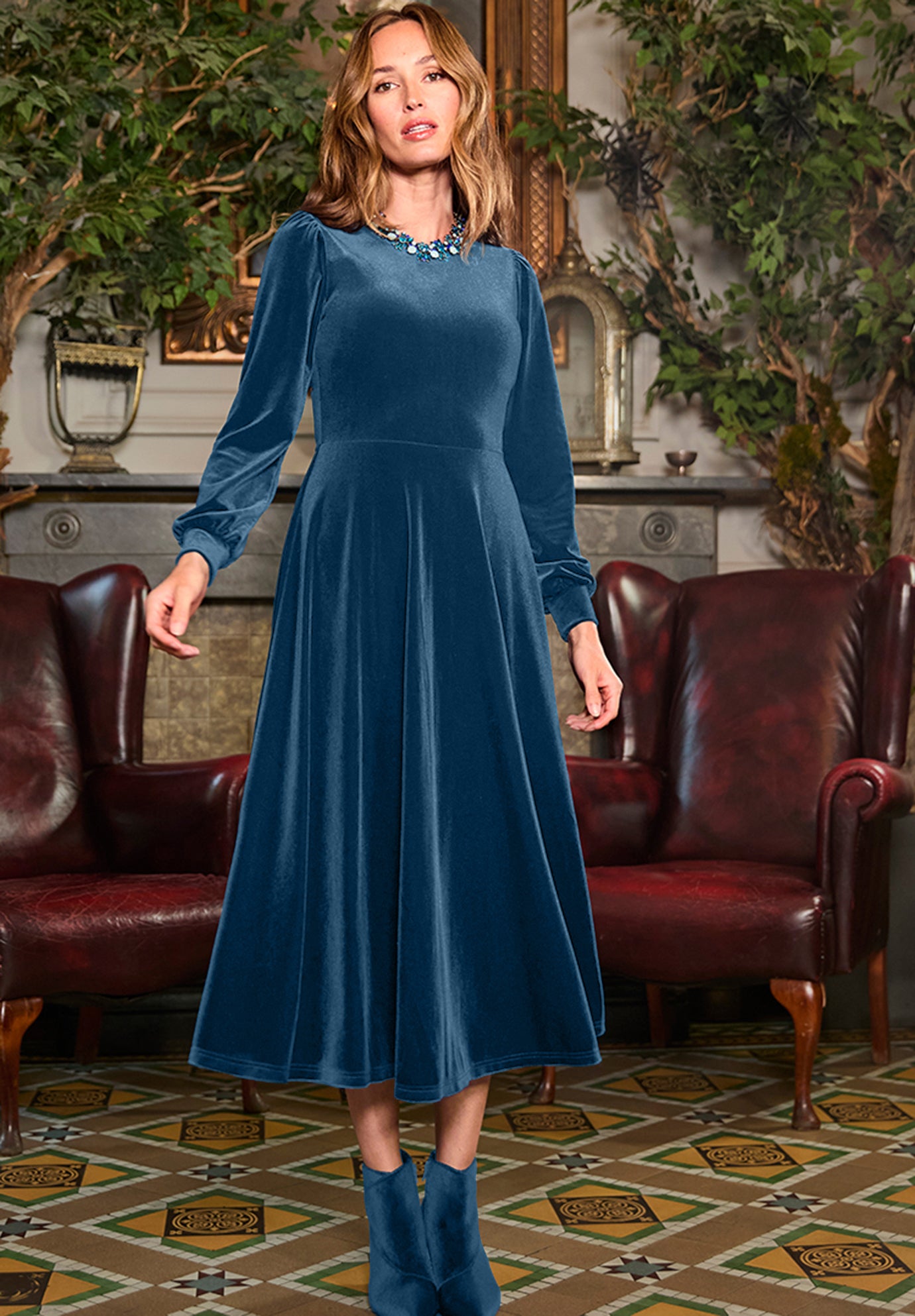 Crew Neck Velvet Midi Dress image number 3