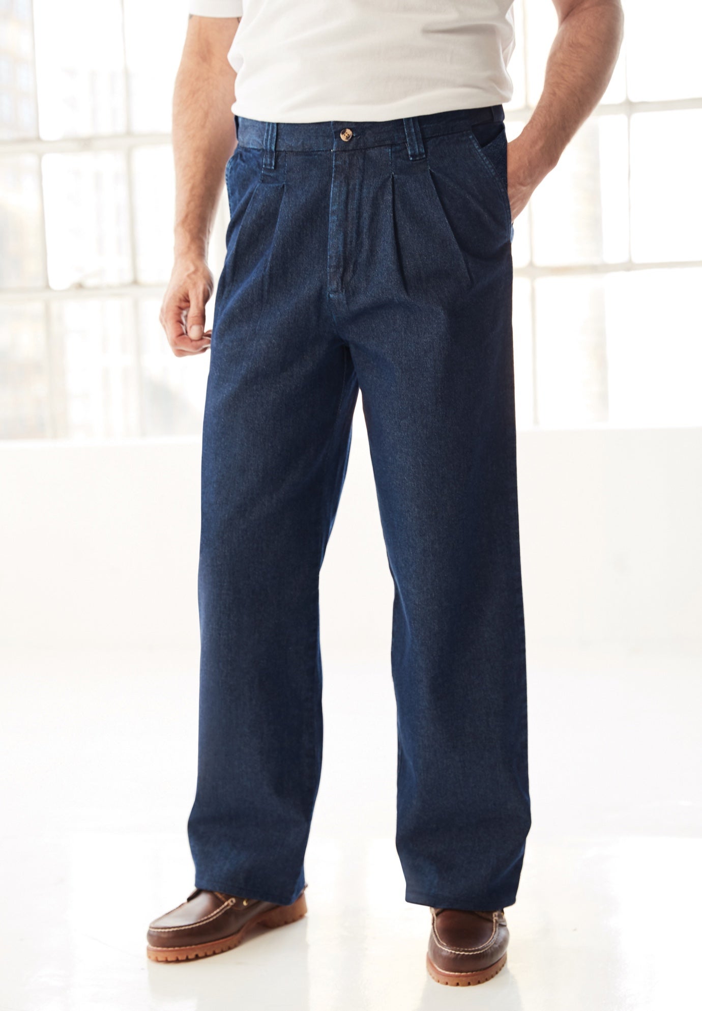 Relaxed Fit Comfort Waist Pleat-Front Expandable Jeans image number 3