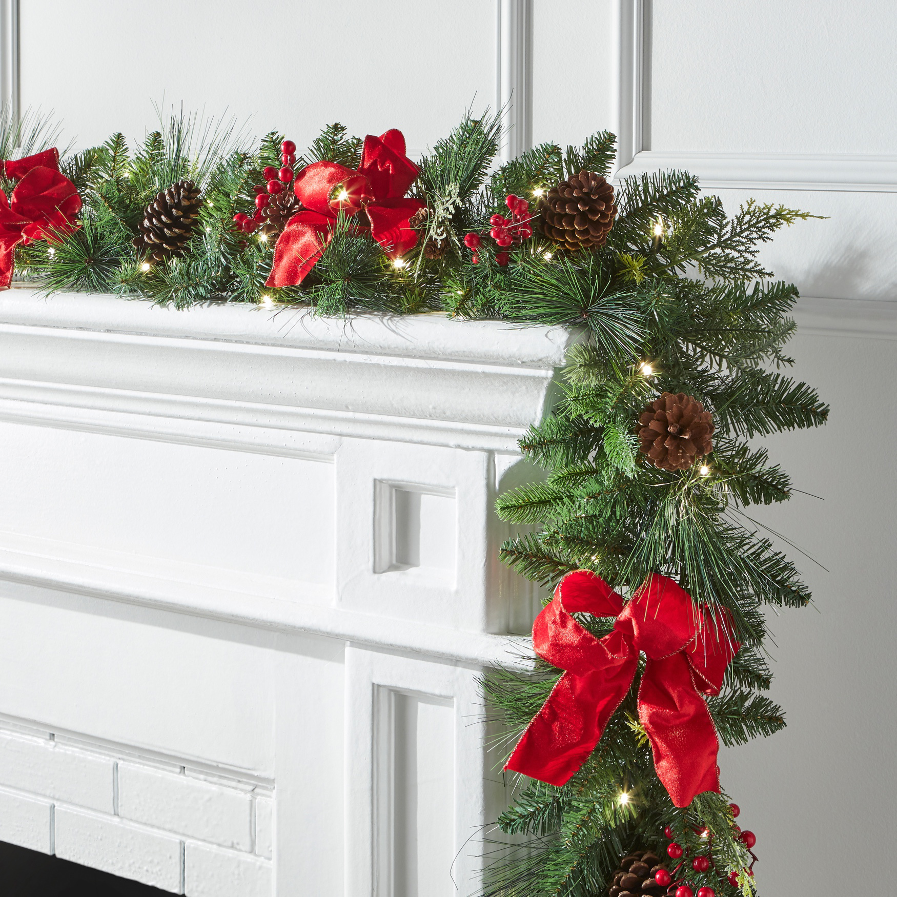 Pre-Lit Classic 9&apos; Garland, GREEN RED