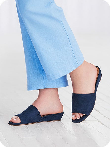 SHOP SHOES & SANDALS